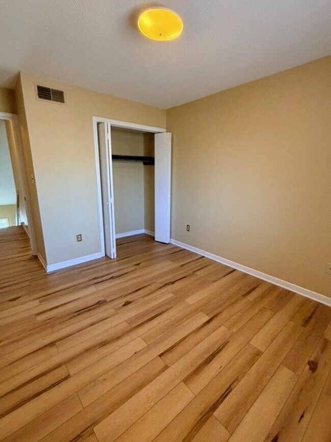 Building Photo - Rock Knoll