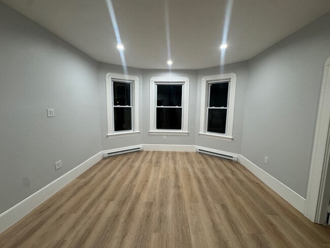 Building Photo - 16 Ashton St