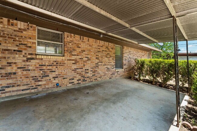 Building Photo - 218 E Villaret Blvd