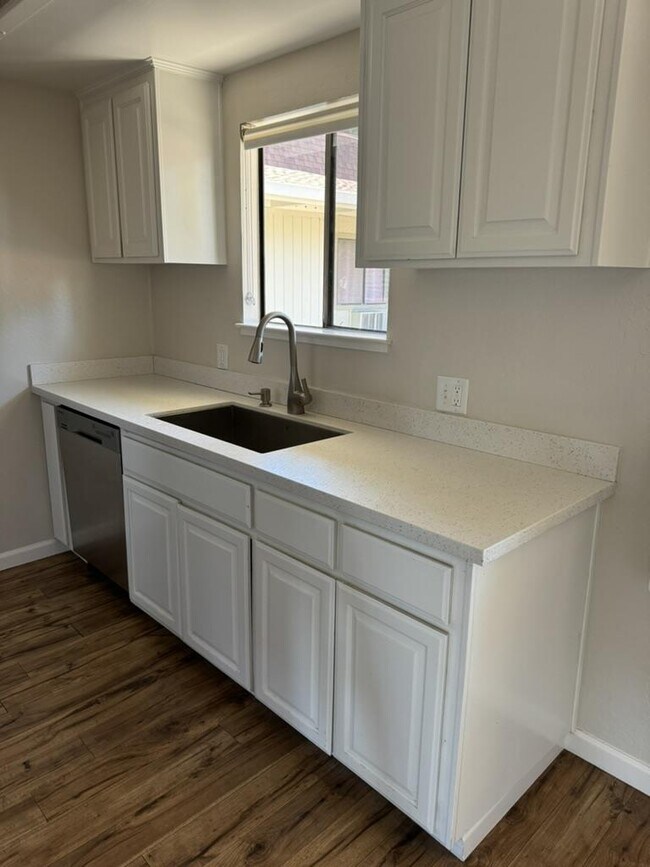 Building Photo - 1070 Mercedes Ave