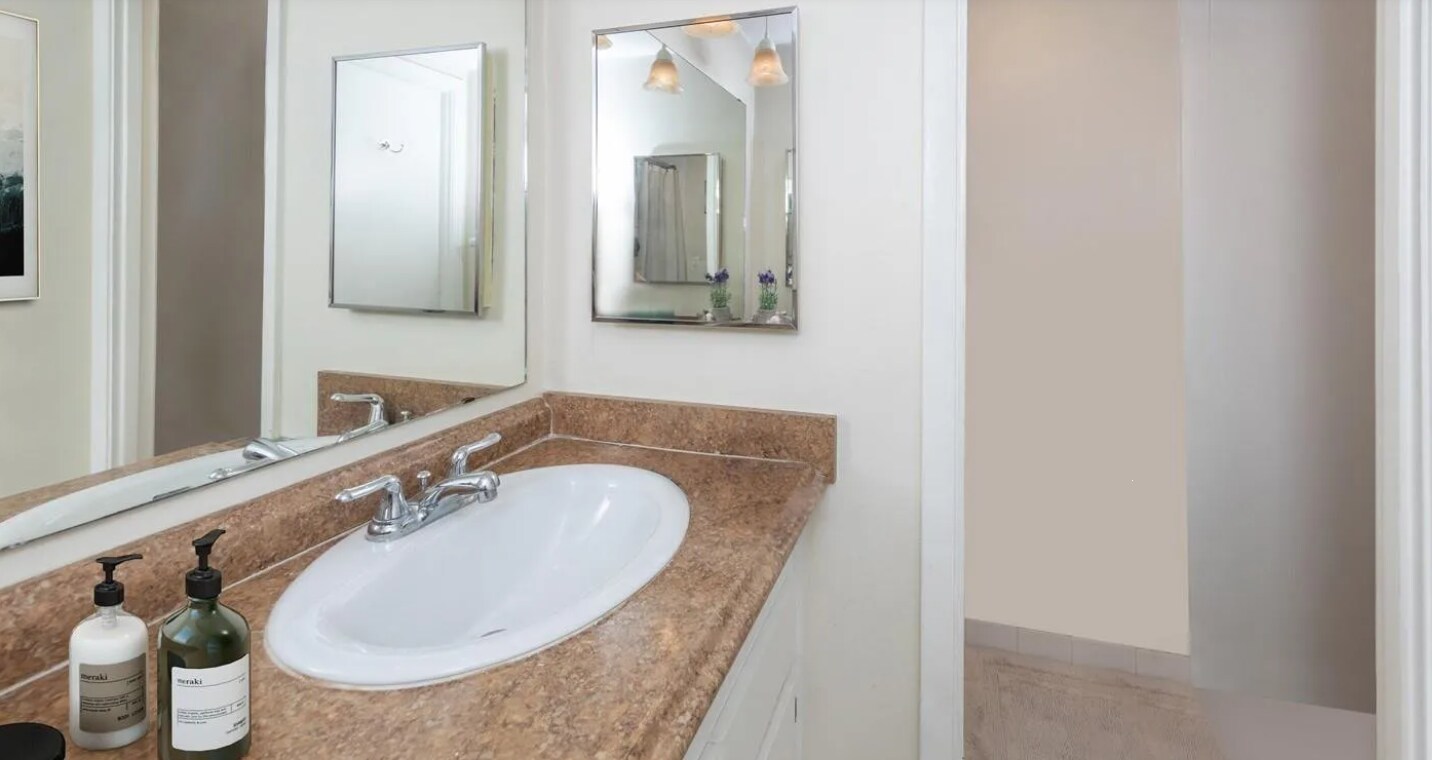 Guest Bath / Shower - 4822 Ocean Blvd