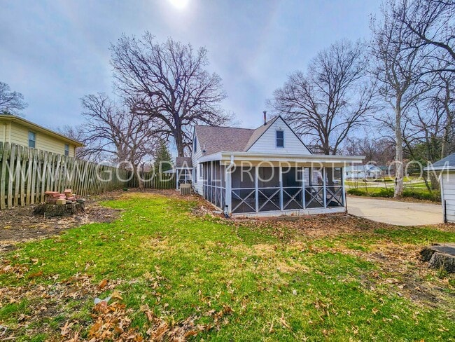 Building Photo - Great Deal !!! 4 Bedroom 1 Bath Home in Des Moines
