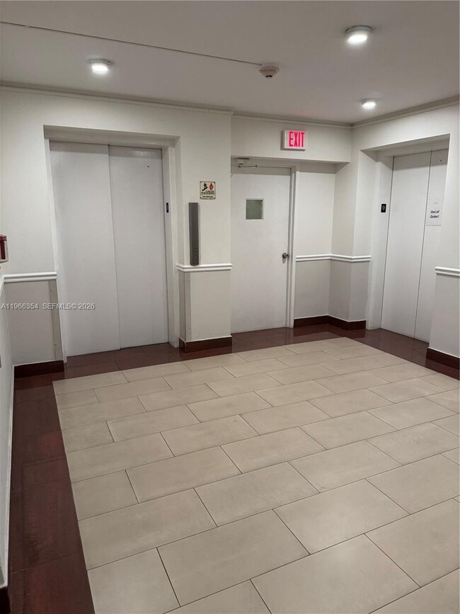 Building Photo - 2899 Collins Ave