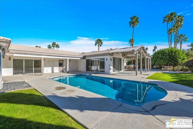 Building Photo - 605 E Sierra Way