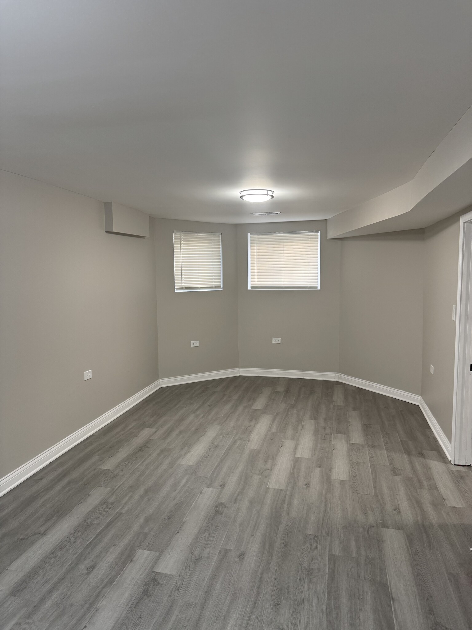 Living room - 1647 S Central Park Ave