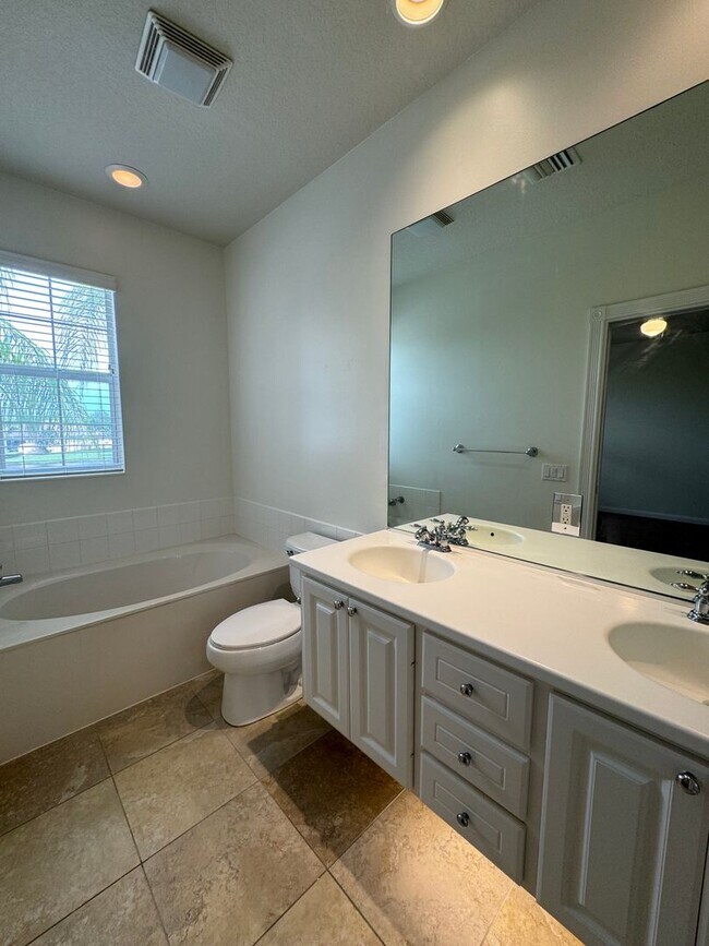 Building Photo - Beautiful Lake Nona Townhome