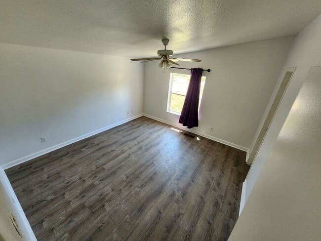 Building Photo - Charming 3 Bedroom + Den Home with Open Floor Plan, pet friendly,  garden area.