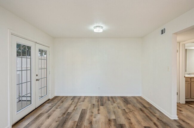 Building Photo - Spacious townhouse with large 2nd floor covered patio!