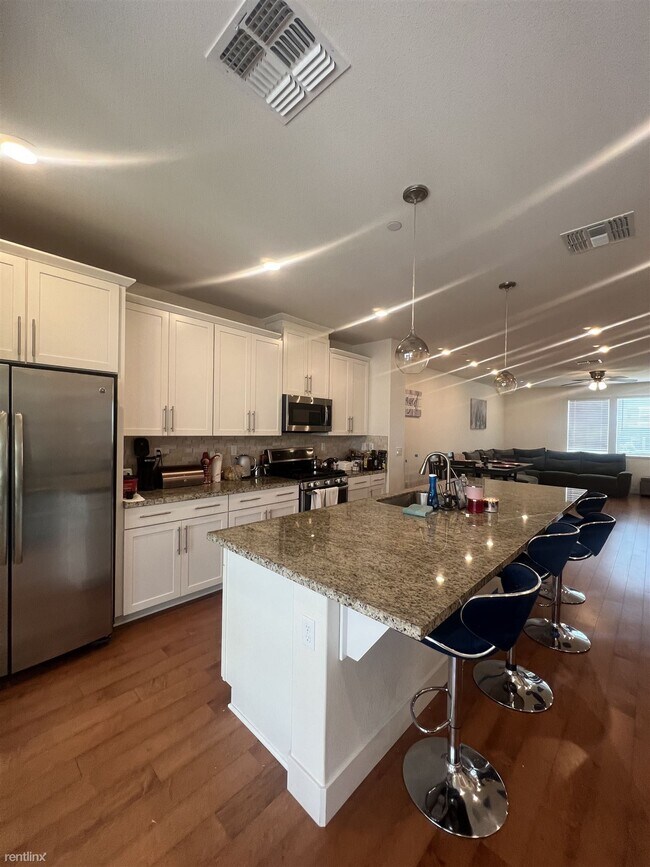 Building Photo - 4 br, 3.5 bath Townhome - 3053 Threecastle...