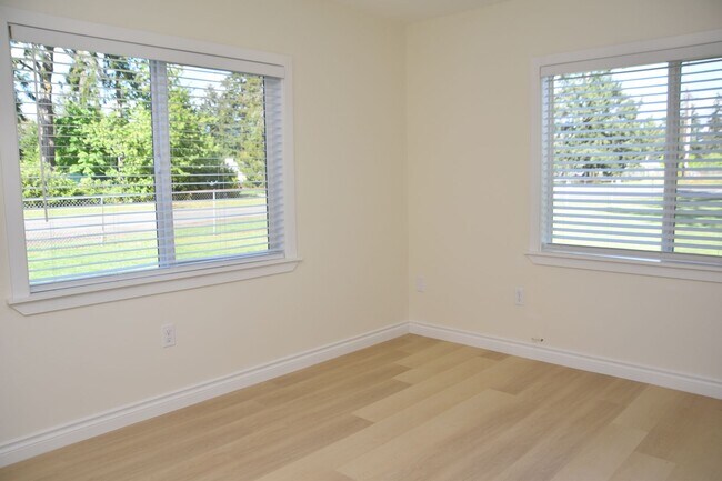 Building Photo - 5724 Hillcrest Dr SW