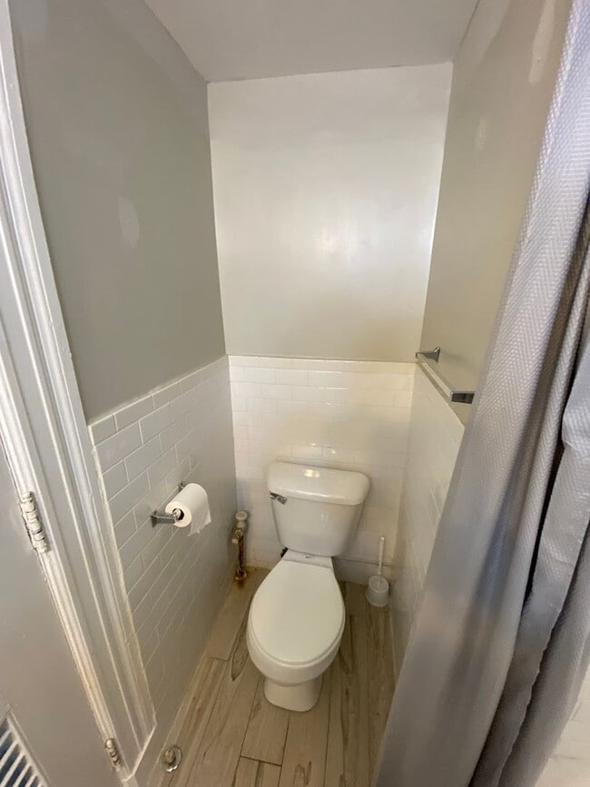 Building Photo - Sleek Studio in the Heart of Center City Available Now!