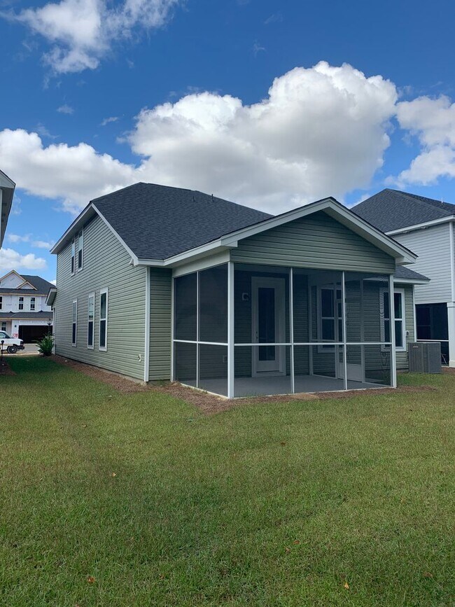 Building Photo - Modern Living in Windsor Hill