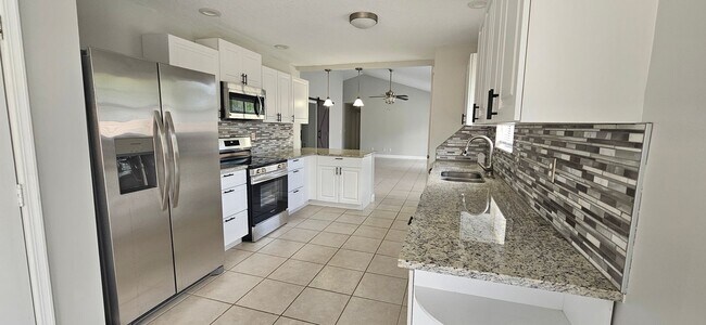 Building Photo - Charming 3-Bedroom Home in Deland – Water and Lawncare Included!