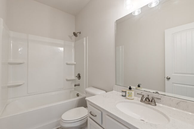 Building Photo - House Beds - 5 Baths - 4