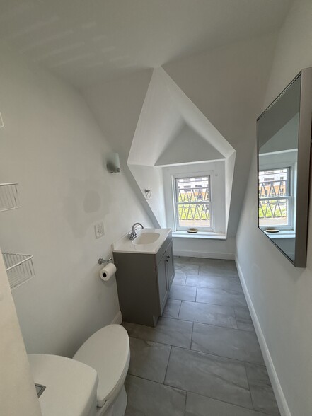 Full Bathroom 2 - 265 Orange St