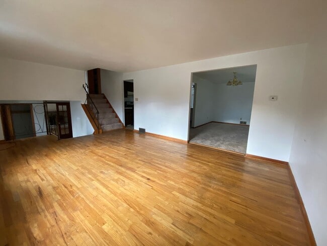 Building Photo - Large 4 Bedroom House, Franklin Regional School District - Available February!