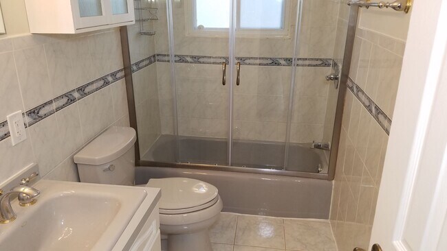 Building Photo - Spacious single family home in established Rockville neighborhood available now!