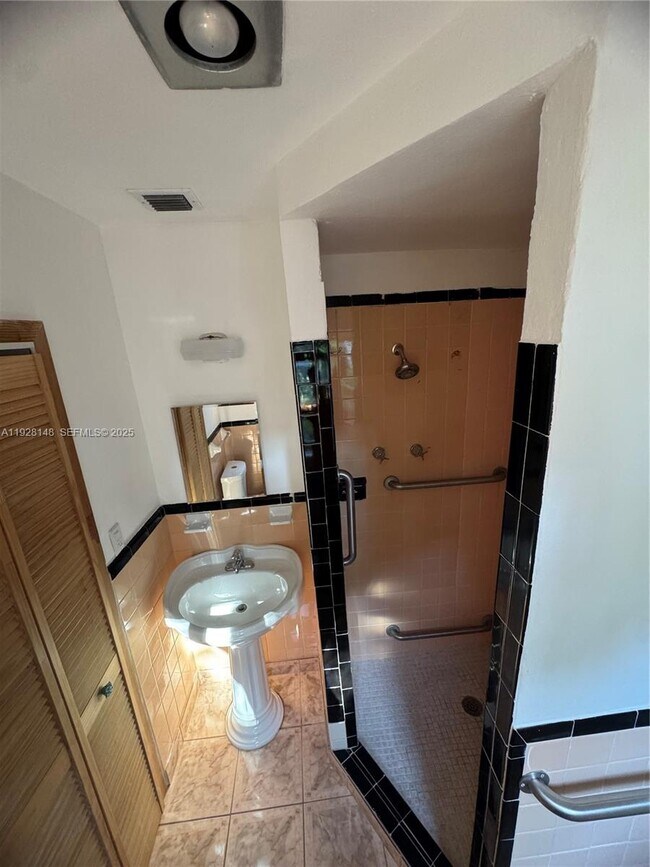 Building Photo - 3021 SW 2nd Ave