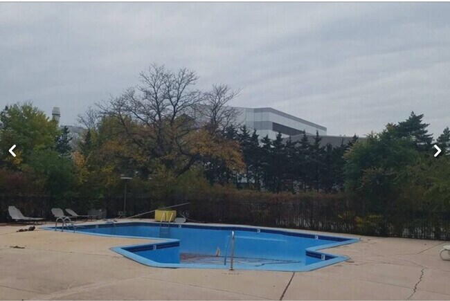 Building Photo - 16400 N Park Dr