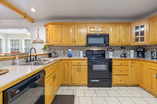 Building Photo - 3230 Cove Creek Way