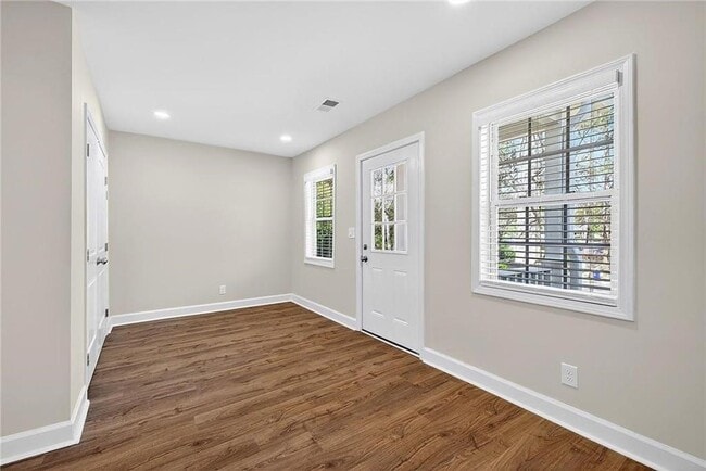 Building Photo - 955 S Columbia Dr