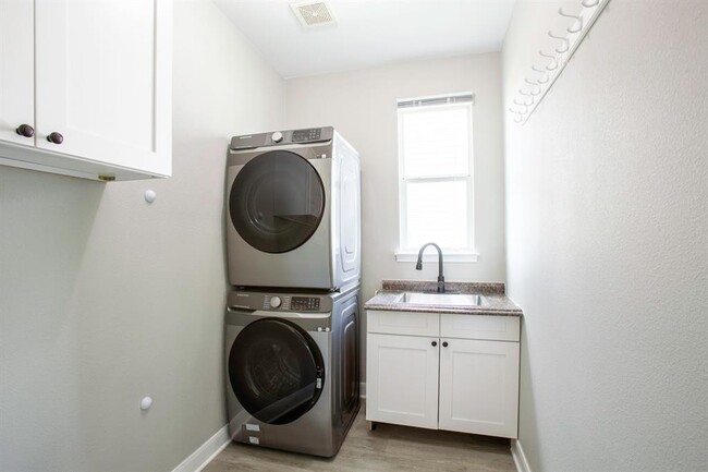 Building Photo - 350 McGarity