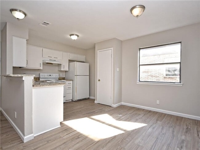 Building Photo - 5502 Rose Hill Cir