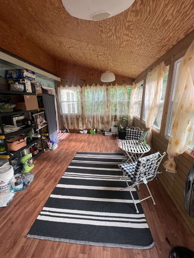 Building Photo - Spacious Multi-Generational Home on 3 Acre...