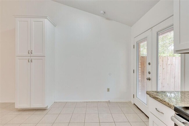 Building Photo - 1015 E Yager Ln