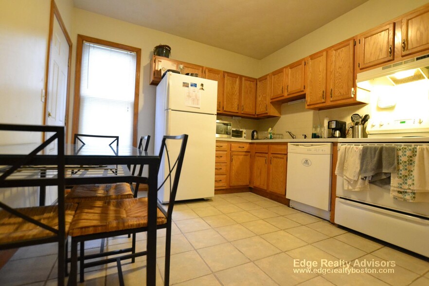 Primary Photo - 164 Kelton St