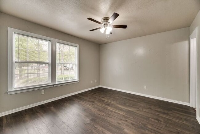 Building Photo - East Dallas Duplex
