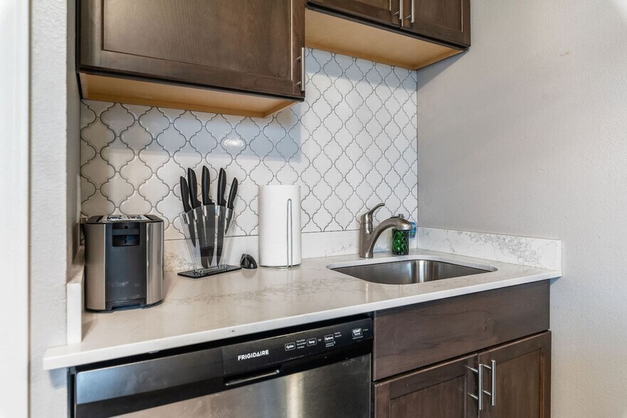 Building Photo - 1805 S Yakima Ave