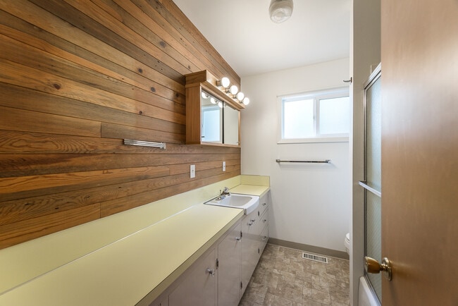 Building Photo - 3387 SE 10th Ave