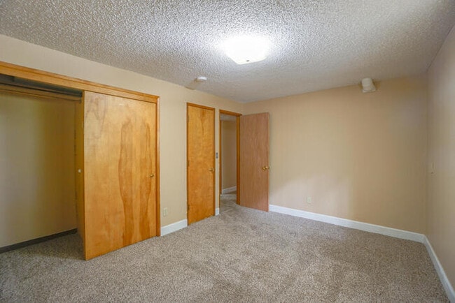 Building Photo - FOUR BEDROOM SPLIT LEVEL IN SALMON CREEK