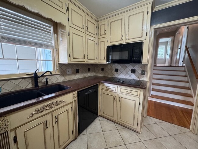 Building Photo - Beautiful 4/3 House with Bonus Room in Wes...