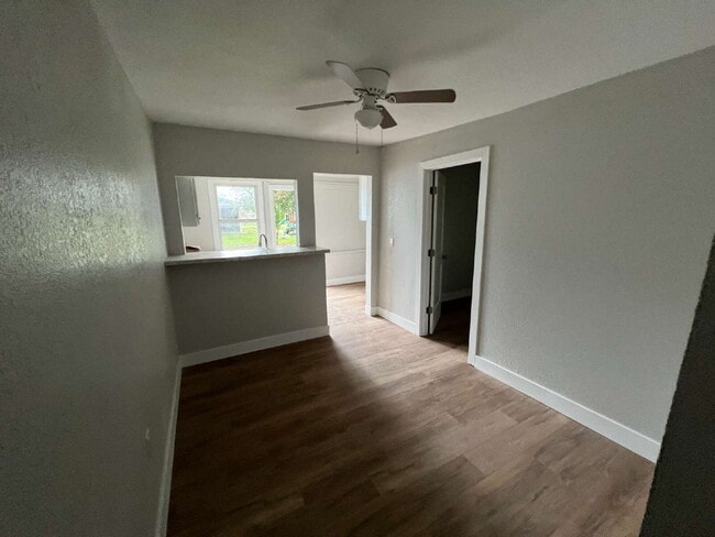 Building Photo - 3BR/1BA Home in Fort Myers with Large Detached Garage 20x25