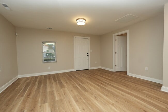 Building Photo - 2BR w/ Driveway & W/D Hookups near Uptown Charlotte