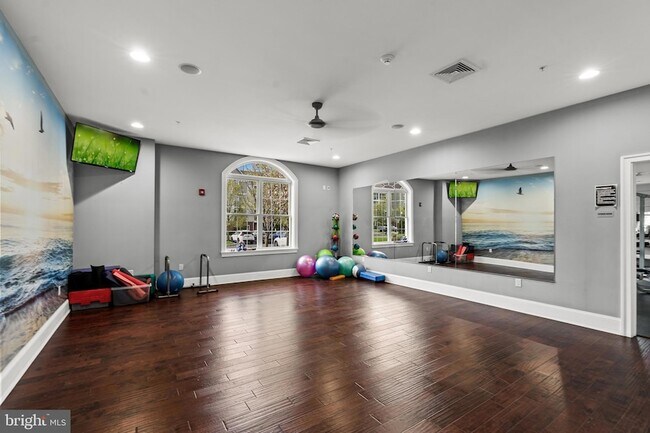 Building Photo - 2022 Crescent Wy