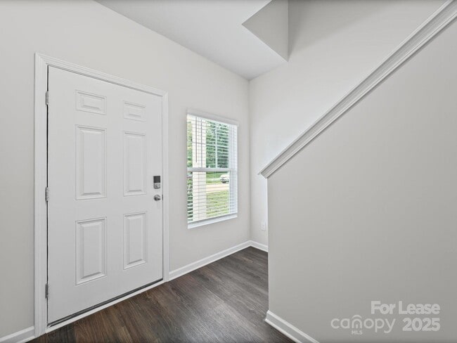 Building Photo - 914 S Battleground Ave