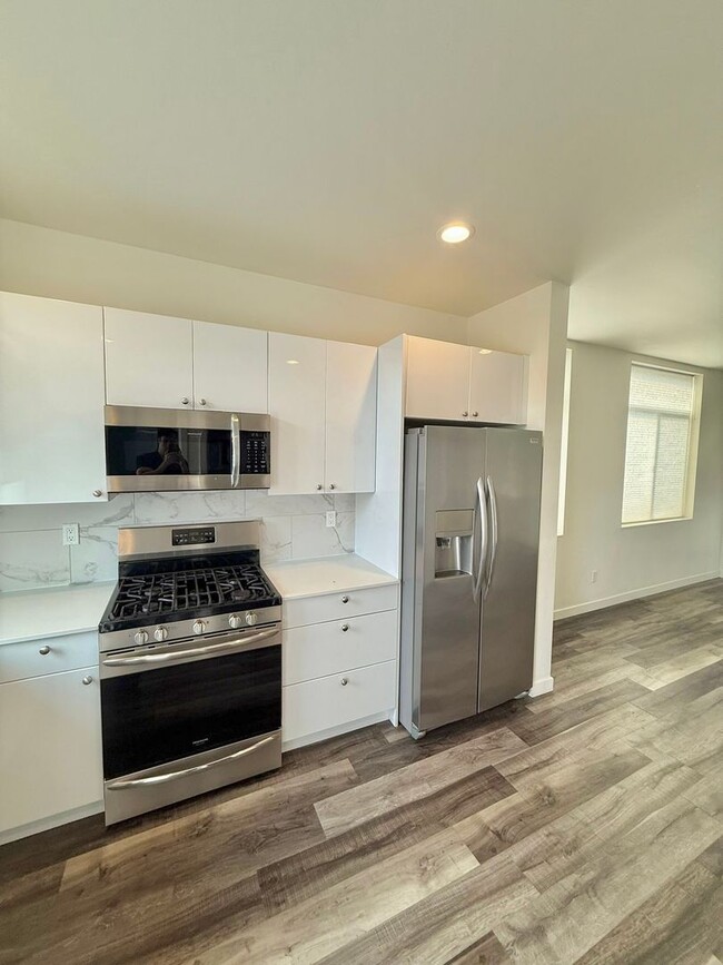 Building Photo - Spacious 8-Bedroom in Ravenna – Centrally Located Near UW and U Village