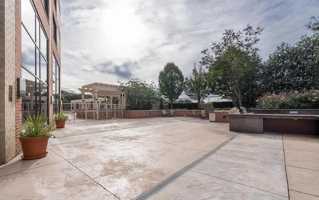 Building Photo - 2451 Midtown Ave