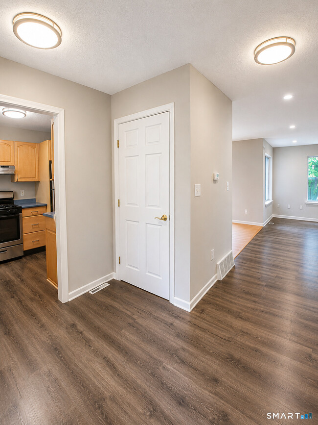 Building Photo - 12 Greenbriar Dr