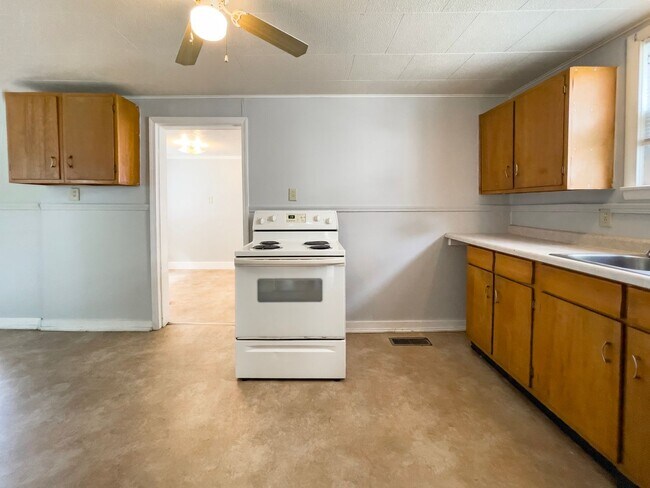 Building Photo - *AVAILABLE NOW!* Cozy Three Bedroom Home!