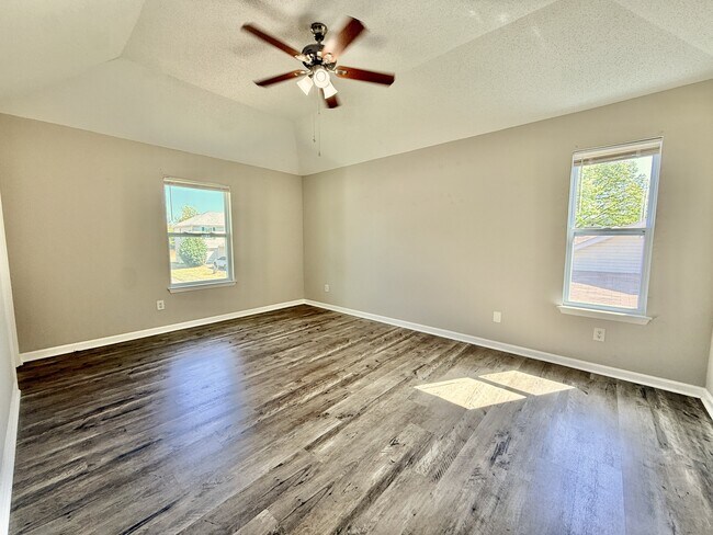 Building Photo - 2531 Clovis Rd SW