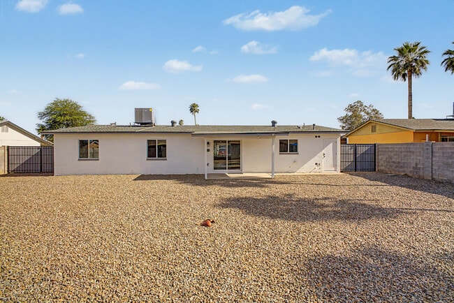 Building Photo - 3430 E Poinsettia Dr