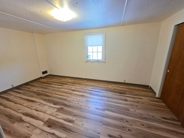 Building Photo - 6137 Memorial Dr