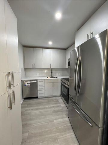 Building Photo - 488 Fanshaw L