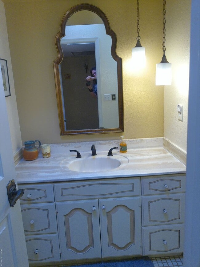 Building Photo - Entertainers Delight Beautiful Pool home Available May 12 to Sept 15, 2026