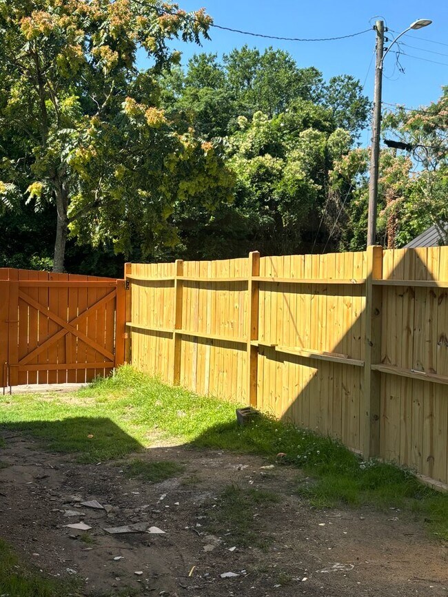 Building Photo - 916 Macon St