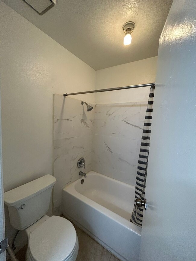 Building Photo - Great 3 bedroom 2 bath in Visalia ready fo...